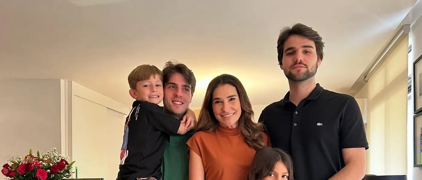 Juliana Benício em casa com os filhos