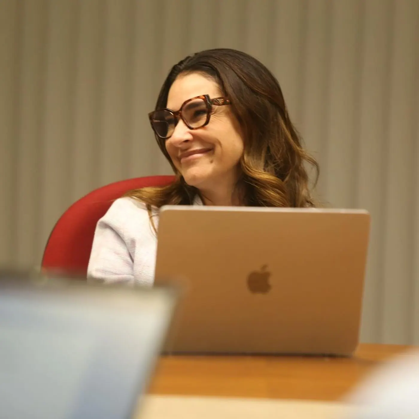 Juliana Benício trabalha no computador em sua mesa