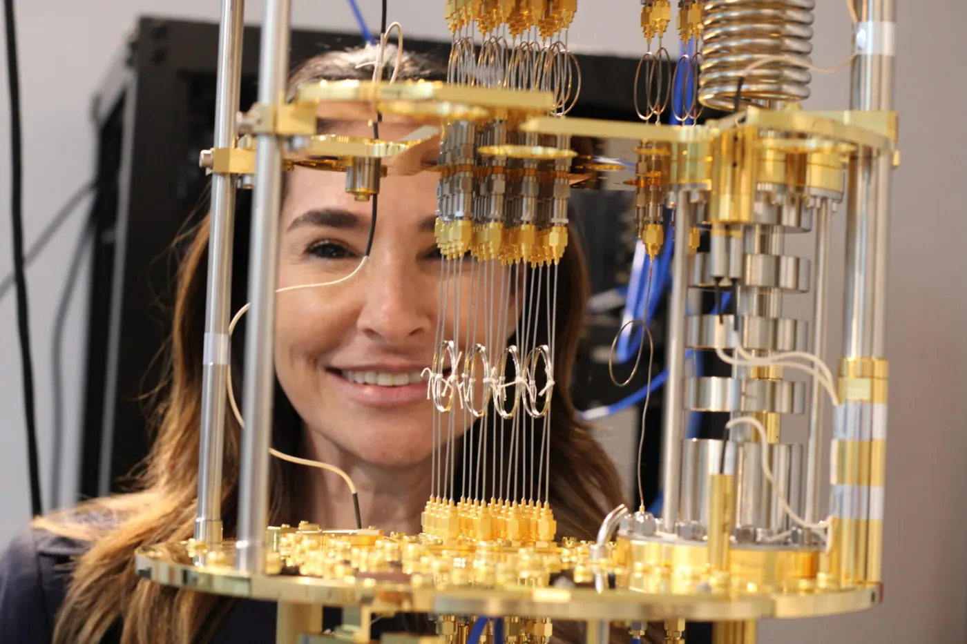 Juliana Benício vista através da estrutura de um computador quântico