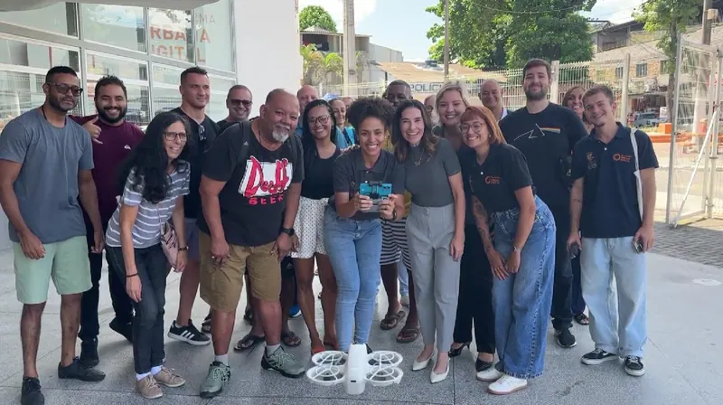 Juliana Benício reunida com a equipe da secretaria na rua