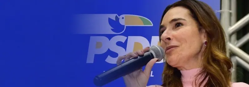 Juliana Benício discursa ao microfone diante do painel do PSDB