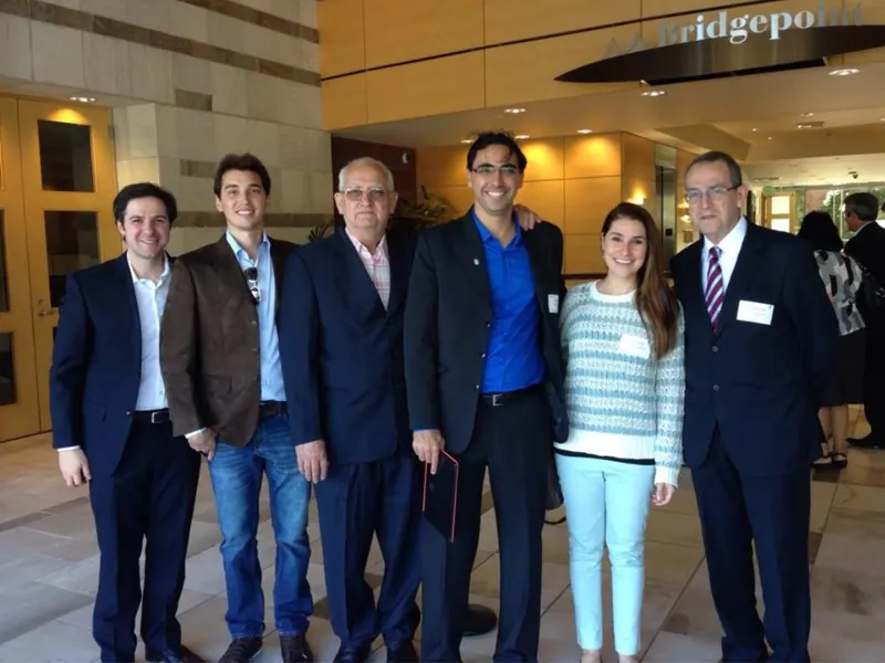 Juliana Benício com colegas em congresso da área