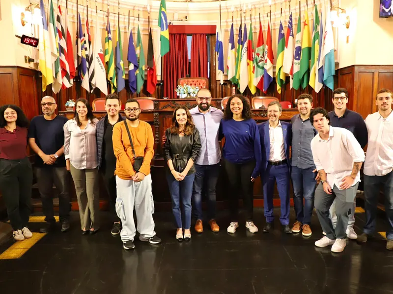 Grupo reunido no salão de bandeiras