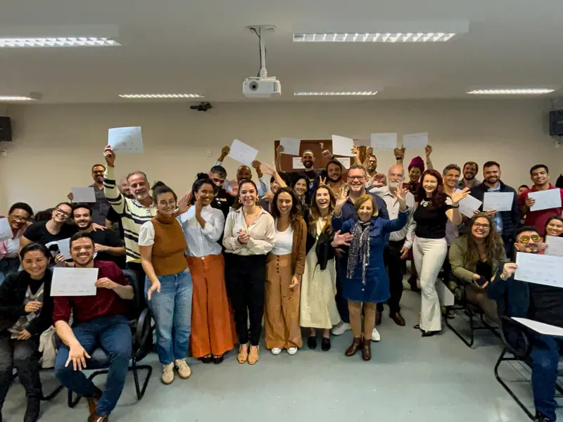 Turma de empreendedores com os certificados do programa
