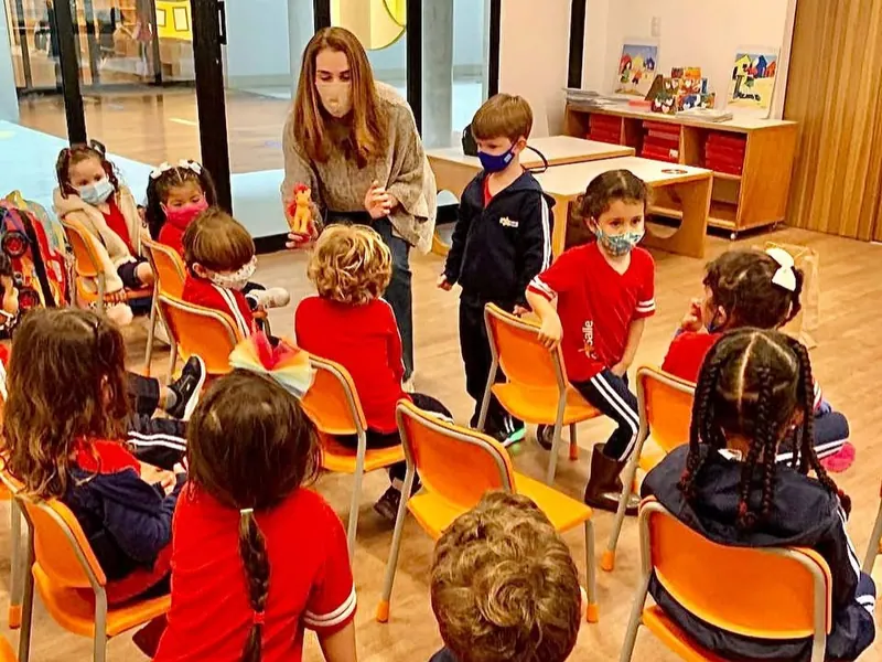 Juliana Benício em sala de aula com crianças