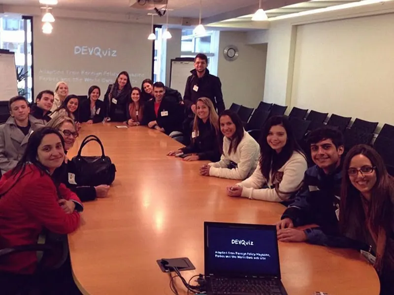 Turma em sala de treinamento profissional