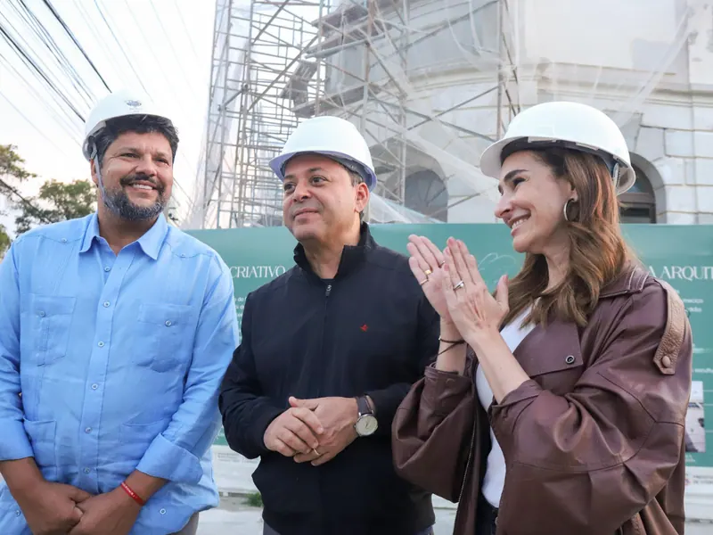 Autoridades de capacete durante visita às obras do Distrito de Inovação