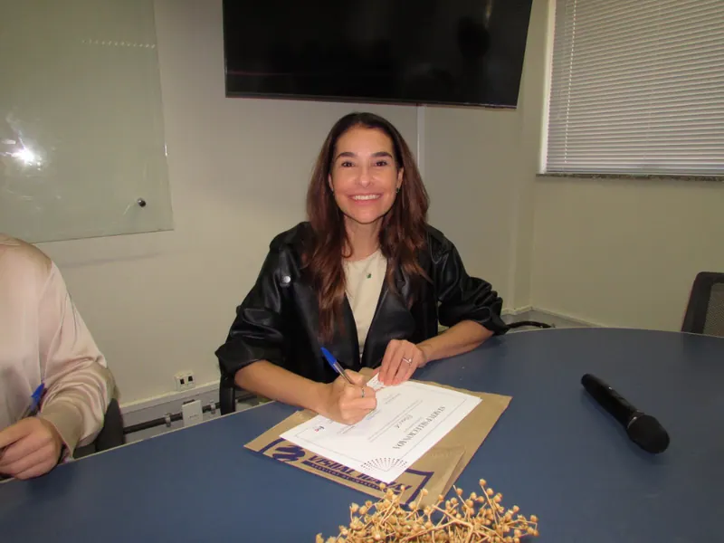 Juliana Benício assina documento oficial do programa