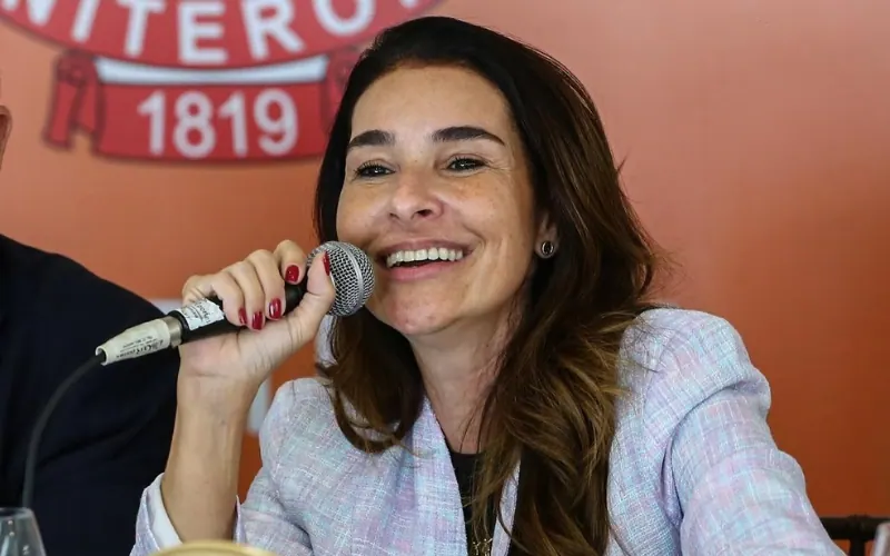 Juliana Benício fala ao microfone em evento em Niterói
