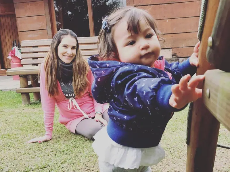 Crianças da família brincando ao ar livre