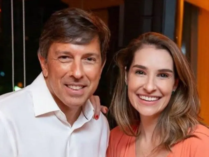 Juliana Benício ao lado de uma liderança política