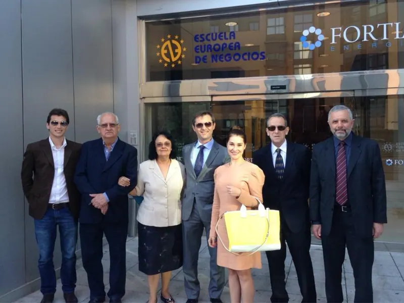 Juliana Benício com equipe em evento institucional