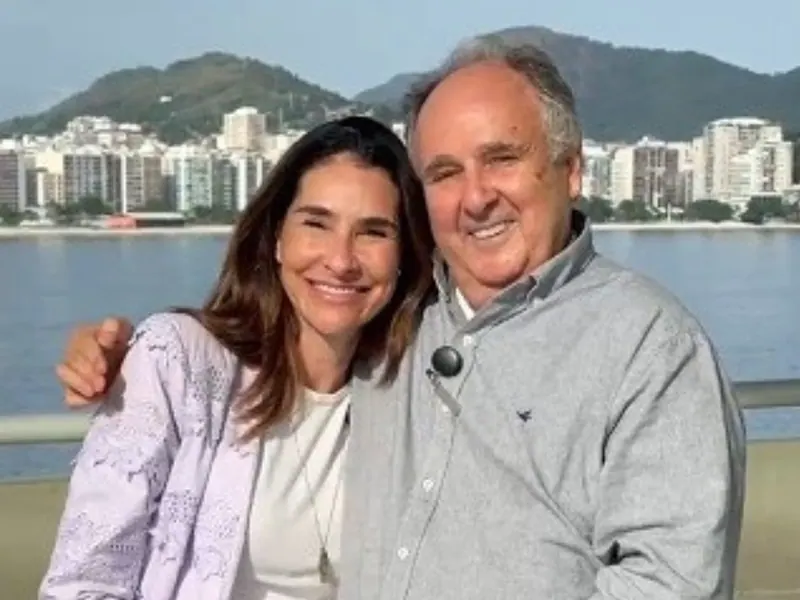 Juliana Benício diante da orla de Niterói