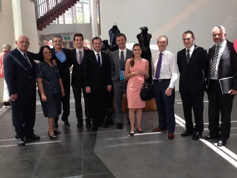 Juliana Benício com a equipe diante da Escola Superior de Negócios