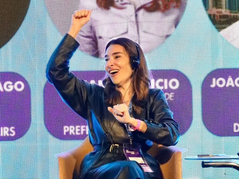 Juliana Benício em palanque de campanha, com o punho erguido