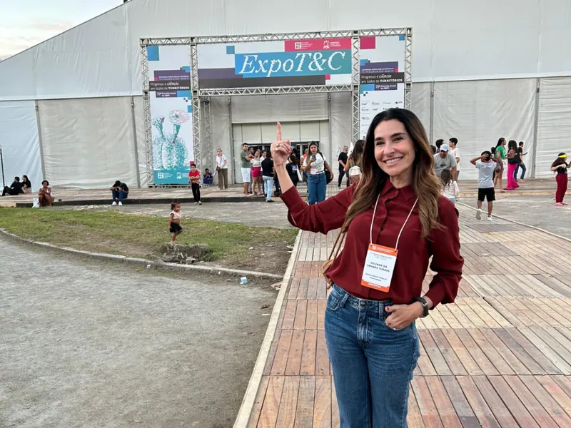 Juliana Benício na feira de tecnologia ExpoT&C