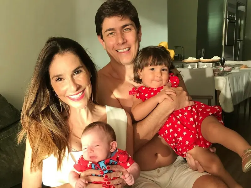 Juliana Benício com a família em casa